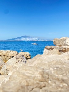 La serenità disordinata: il fumo che invade l'ordine della città e del mare