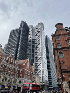 L’inesorabile scorrere del tempo e il suo corollario su persone, architettura e istituzioni