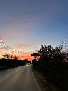 Lo scorrere del tempi come percorrere una strada.
